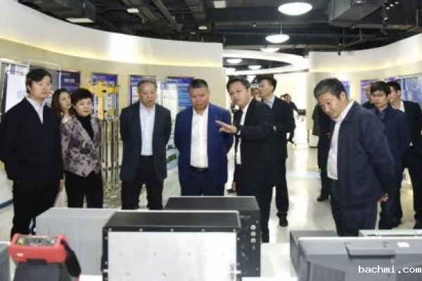 深圳市副市长王立新来校调研