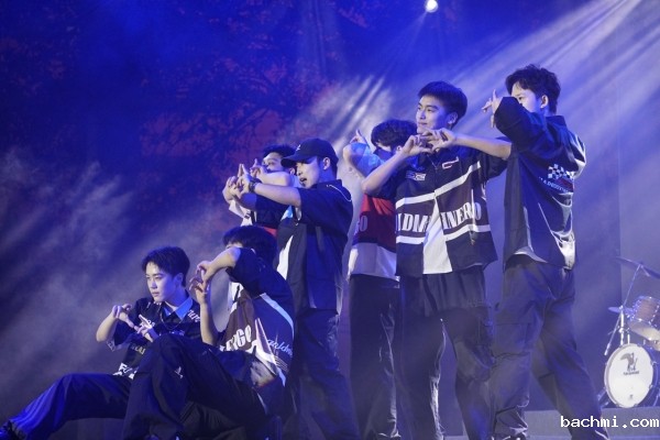 西湖畔 “我们的青春 我们的成电”青春歌会精彩上演